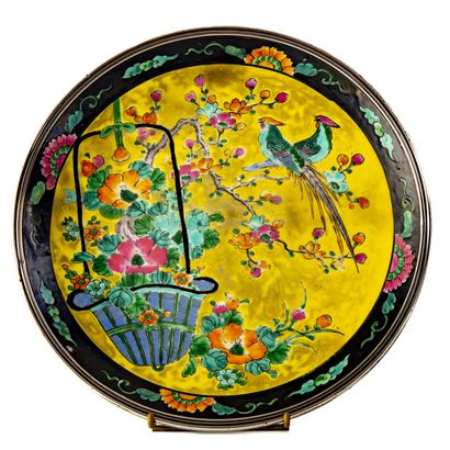 null JAPON 
Plat en porcelaine émaillée à décor polychrome d'un panier fleuri et...