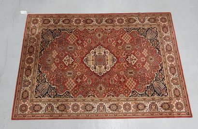 null Mechanical carpet decorated with a central medallion polylobed on red fields....