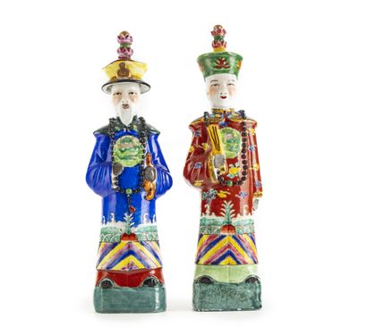 null Paire de statuettes de Mandarins en céramique émaillée polychrome
Travail chinois
H....