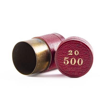null Etui à pièces en laiton et cuir rouge porte l'inscription "20 500"
H.: 3,5 cm...