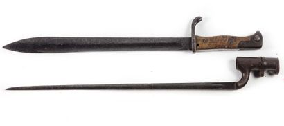 null Lot de deux baïonnettes comprenant :
-Une Mauser 1898-05
-Une baïonnette à douille...