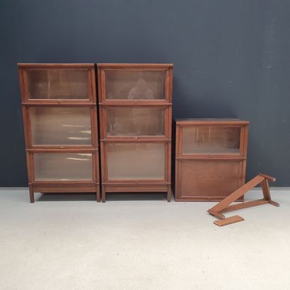 null MD
Varnished mahogany wood bookcase composed of 8 interlocking boxes (7 glazed...