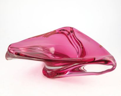 null VAL SAINT LAMBERT 
Importante coupe en cristal de couleur de rose de forme mouvementée....