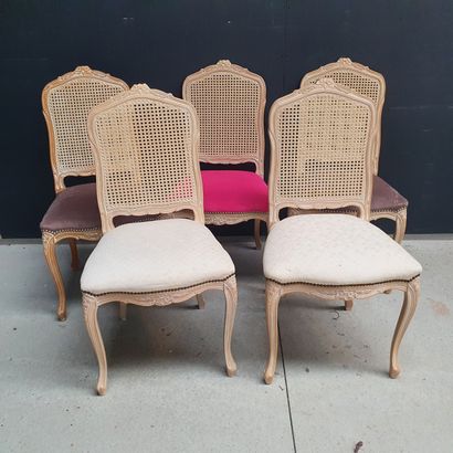 null Suite de 5 chaises en bois naturel, dossiers cannés, garnitures variables. 
Style...