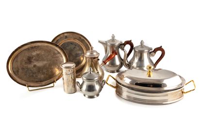 null Lot en métal argenté et étain comprenant : une assiette, un plat ovale, un pot...