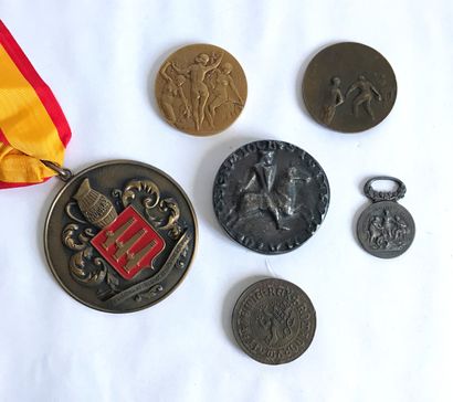 Ensemble de 6 médailles en bronze ou cuivre...