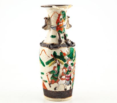 null CHINE - Nankin
Vase en céramique émaillée à décor de scènes de batailles 
H....