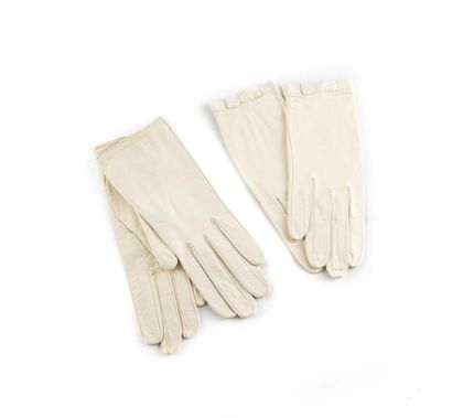 null Christian DIOR 
Ensemble de deux paires de gants en cuir blanc 
Taille 6, s...