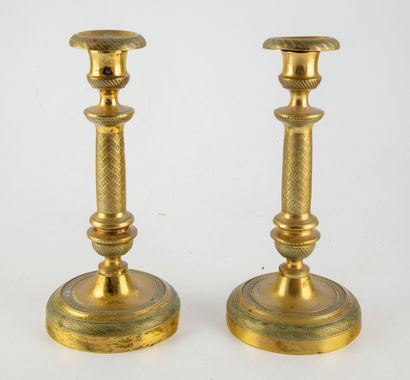 null Paire de flambeaux en bronze doré 
H. : 24, 5 cm