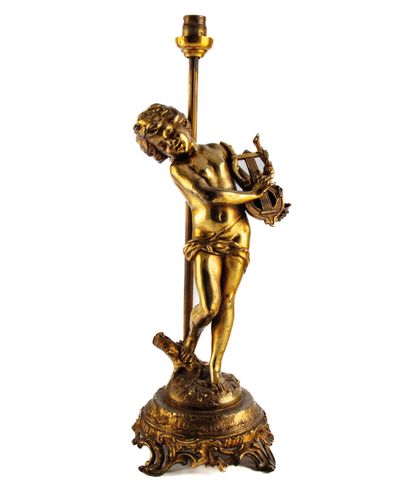 null D'après Auguste Moreau 
Pied de lampe en métal doré à décor d'un enfant à la...
