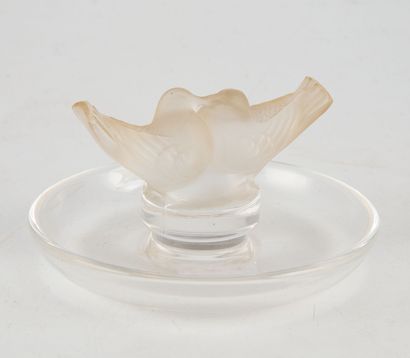 null LALIQUE - FRANCE 
Baguier en cristal transparent de forme ronde à partie centrale...