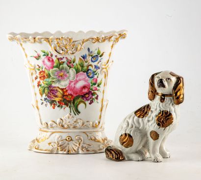 null Lot comprenant : 
- Paris, vase en porcelaine émaillée à décor polychrome d'un...