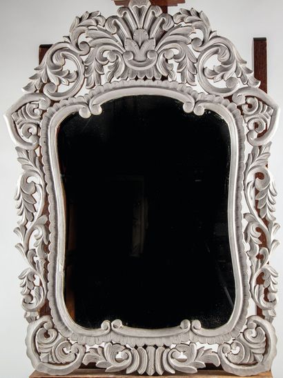 null Miroir en bois sculpté à décor de rinceaux feuillagés. 
H. : 95 cm ; L. : 70...