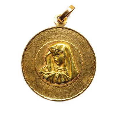 Médaille en or jaune représentant un portrait...
