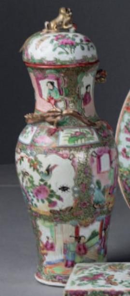 CHINE Vase en porcelaine de Canton avec couvercles. Décor de personnages et branchages...