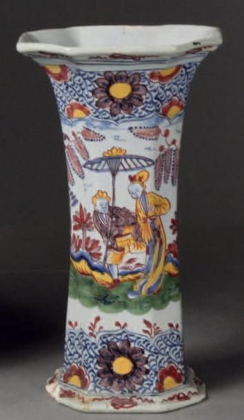 DELFT Vase cornet à décor au chinois. Epoque XVIIIème siècle (Accident). H.: cm.