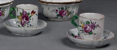 Pesaro paire de tasses et leur soucoupe à décor polychrome de fleurs les anses en...