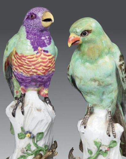 SAMSON Deux oiseaux en porcelaine polychrome. Monture en bronze doré ciselé. Marqué...