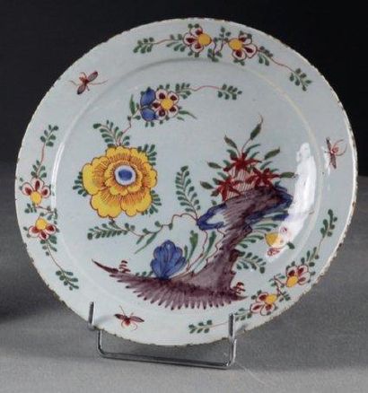 DELFT Assiette à décor polychrome de fleurs. Epoque XVIIIème siècle D.: 23 cm.
