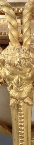null Paire de pots-pourris en athéniennes formant bougeoirs en bronze ciselé, doré...