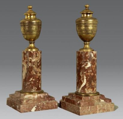 null Paire de vases d'ornement en cuivre ciselé, reposant sur des colonnes en marbre...
