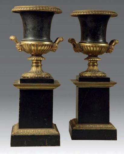 null Paire de vases d'ornement en bronze patiné et doré, de forme Medicis, à décor...