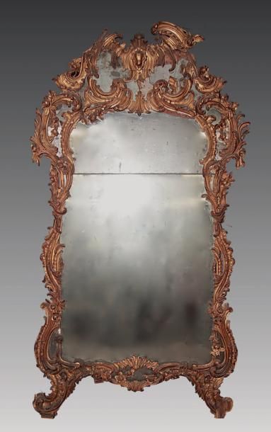 null Miroir en bois doré et richement sculpté et ajouré de fleurs, feuillages, rocailles...