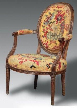 null Fauteuil en bois doré et sculpté de feuillages et noeuds de ruban, recouvert...