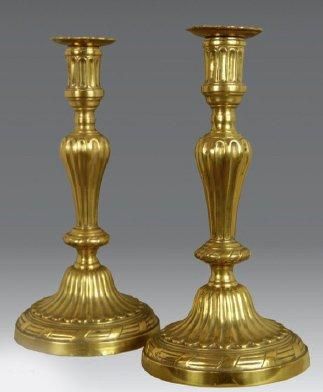 null Paire de flambeaux. en bronze doré le fut à cannelures de style Louis XV.