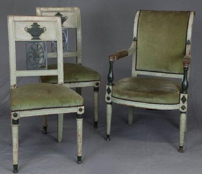 null Suite de deux chaises et un fauteuil en bois peint en gris rechampi vert, le...