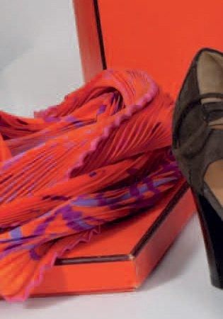 HERMES Paris Carré en soie imprimé plissé à décors figuratif violet sur fond orange....
