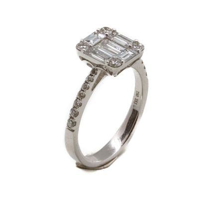 null White gold ring set with baguette-cut diamonds. 
Gross weight: 3.3 g 
TDD :...