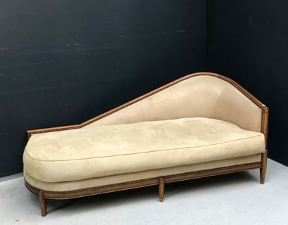 null Méridienne in molded wood sheathed in beige imitation suede fabric. Art Deco...