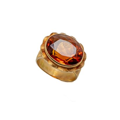 null Yellow gold signet ring set with a close-set citrine
Gross weight: 6.63 g.
