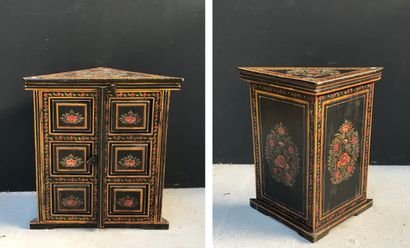 null Small corner cabinet in painted wood opening on two sides
Probably Indian (?)
H....