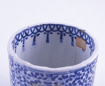 null CHINA, early 20th century 
Small ribbed pot cover in blue, white porcelain
Apocryphal...