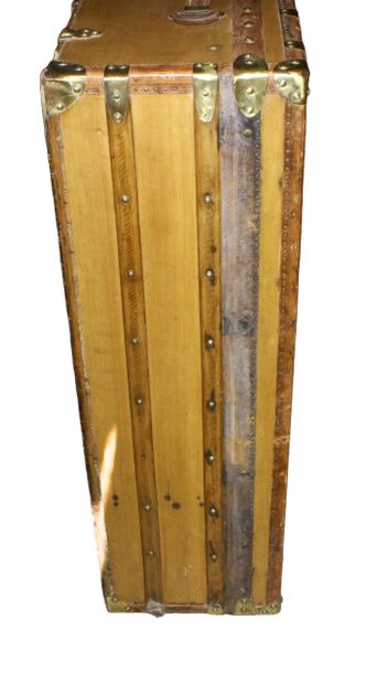 null LAVOET TRUNKS
Large wooden trunk, metal keyhole and opening system, leather...