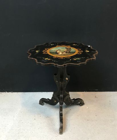 null Pedestal table in blackened wood with gilded and polychrome decoration. Curved...