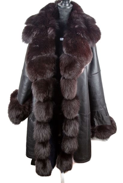 null CHRISTIAN DIOR BOUTIQUE FOURRURE - PARIS
Large coat in brown leather and chocolate...