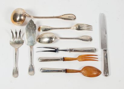 null Large silver menagère (800/1000). Figured. Consists of : 12 large cutlery -...