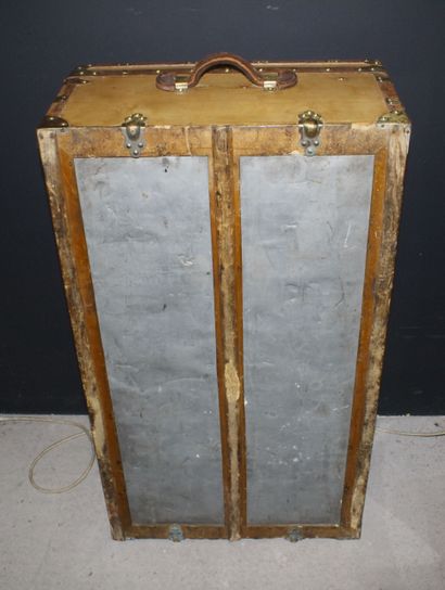 null LAVOET TRUNKS
Large wooden trunk, metal keyhole and opening system, leather...