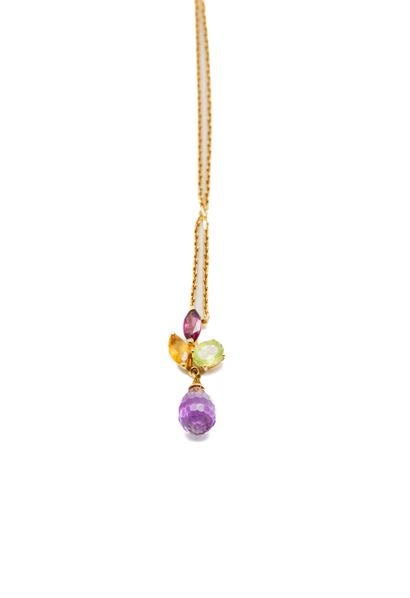 null Yellow gold (750) chain set with a yellow gold pendant featuring an amethyst...