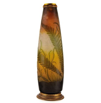 null Emile GALLE (1846-1904)
Large shell-shaped vase in multi-layered glass with...