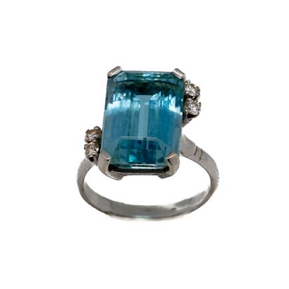 null Ring in 14-carat white gold, set with an emerald-cut aquamarine, shouldered...