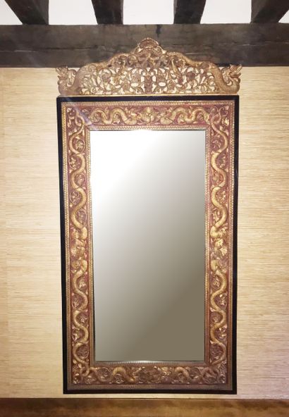 Important miroir en bois patiné et doré sculpté...