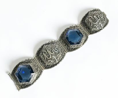 null Bracelet manchette en métal argenté à décor filigrané et gros cabochons de verre...