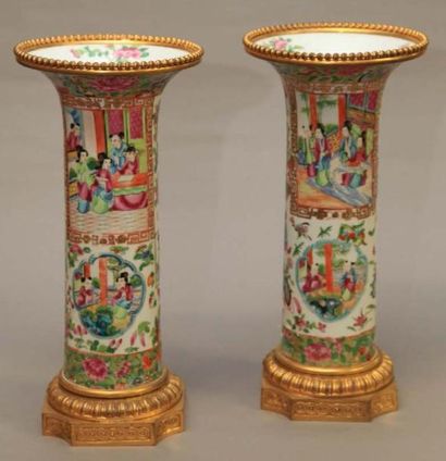 null Paire de vases de forme cylindrique en porcelaine à décor de personnages et...