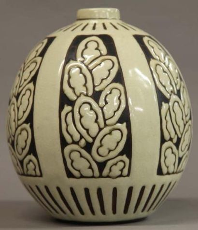 CATTEAU Charles (1880-1966) & KERAMIS &BOCH Frères Vase de forme ovoïde en grès....