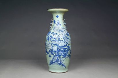 CHINE 

Vase à décor de feuillages fleurs...