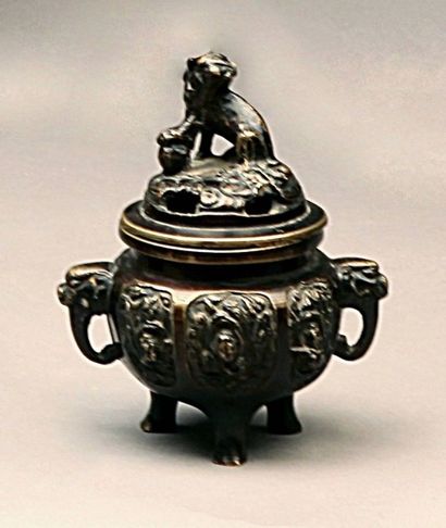 null CHINE

Brûle parfum en bronze 

Epoque XIXème siècle 

Diam. : 13 cm 